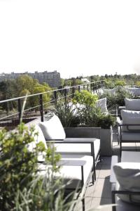 una fila de sillas y mesas en un balcón en Ottilia Heritage, en Copenhague