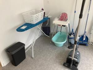 einen Reinigungsraum mit einem Mopp und einem Waschbecken in der Unterkunft Charmante Maison Bretonne au Cœur de l'Île Grande in Pleumeur-Bodou + 30 Fotos