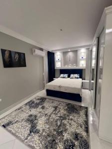 a small bedroom with a bed and a rug at شقه مفروشه كامله in Ṭalkha