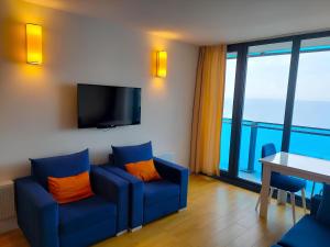 TV a/nebo společenská místnost v ubytování PANORAMA HOTEL SEA VIEW BATUMi