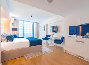 TV a/nebo společenská místnost v ubytování PANORAMA HOTEL SEA VIEW BATUMi