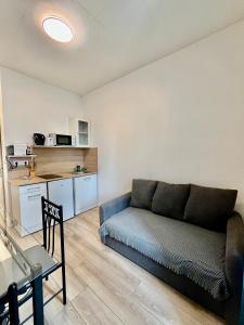 Kuchyňa alebo kuchynka v ubytovaní Appartement T2 Place Carnot -DABNB + 2 fotografie