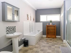 Un baño con lavabo, bañera e inodoro. en 4 Trafalgar Square - 3 Bed House - Great Yarmouth, en Great Yarmouth 12 fotos más