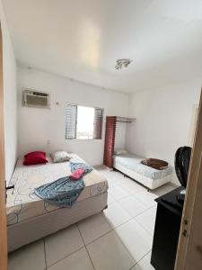 Un dormitorio con dos camas en una habitación. en Hotel Santana, en Mogi das Cruzes