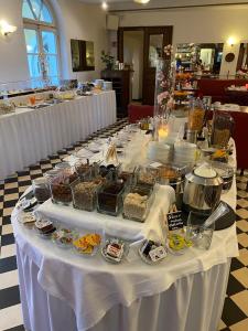 - une longue table avec des plats dans l'établissement Hotel Altes Pfarrhaus Beaumarais, à Sarrelouis 22 autres photos