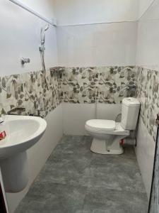 ジャフナにあるKCS HOLIDAY INN Pvt Ltdのトイレと洗面台付きのバスルーム