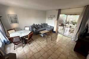 Χώρος καθιστικού στο Spacious House with Large Terrace & Traditional Barbecue