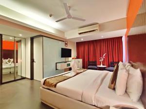 ロナバラにあるCitrus Hotel Lonavalaの天井ファン付きの大きなベッドのある寝室 +101枚の写真