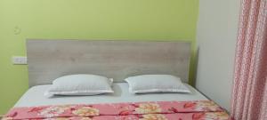 Un pat sau paturi într-o cameră la Herritage Stay Near Basista Mandir