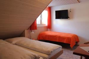 Postelja oz. postelje v sobi nastanitve Wirtshaus Rütihof