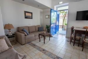 un soggiorno con un divano e un tavolo di Captains' house a Vathi