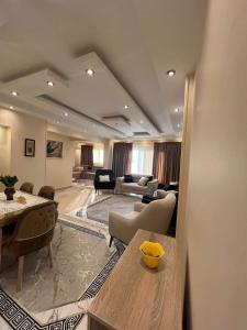 a living room with a couch and a table at شقه سوبر لوكس مفروش in Ṭalkha
