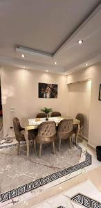 a dining room with a table and chairs at شقه سوبر لوكس مفروش in Ṭalkha +2 photos