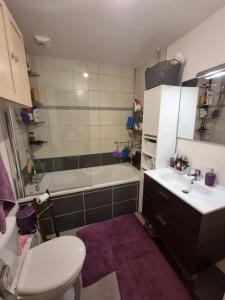 un bagno con lavandino, vasca e WC di Chambre avec vue chez l'habitant a Saint Pierre en Faucigny Altre 11 foto