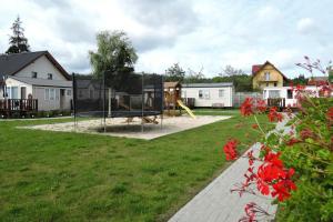Ogród w obiekcie Mobile home in Kolczewo with a terrace