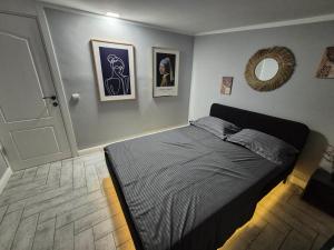 Postel nebo postele na pokoji v ubytování EMMA 2 bedrooms -central & luxury apartment