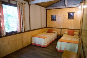 ein Zimmer mit zwei Betten und einem Fenster in der Unterkunft CASAS RURALES Vado del Rio Tus in Cortijo Prados + 33 Fotos