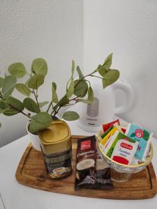 Příslušenství pro přípravu čaje a kávy v ubytování Rooms Zana