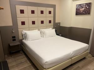 Postel nebo postele na pokoji v ubytování Jr Hotels Bocconi Milano