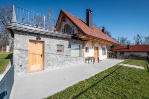 una casa in pietra con balcone sopra di Vineyard cottage Kraljevi kotiček a Trebnje