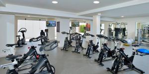 un gimnasio con un montón de bicicletas en una habitación en Hotel Ocean House Costa del Sol, Affiliated by Meliá, en Torremolinos