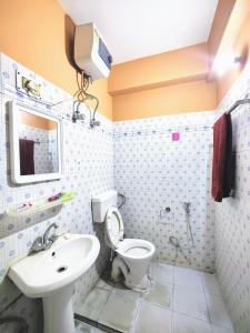 Koupelna v ubytování 2BHK Cozy Nest opp Apollo Hospital & City Centre