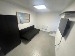 a room with a couch and a television in it at Les embruns IV in Saint-Jean-de-Monts