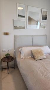 カイザリアにあるSeaView 202のベッドルーム1室(ベッド1台、テーブル付)、壁に絵画が備わります。 +17枚の写真