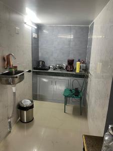 Una pequeña cocina con fregadero y encimera. en Penthouse with terrace garden, en Guwahati