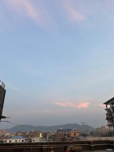 vistas a una ciudad con edificios y montañas en Penthouse with terrace garden, en Guwahati 5 fotos más