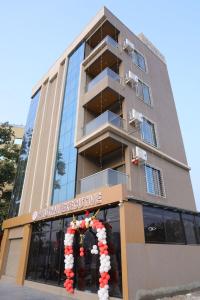 un edificio alto con un arco delante de él en Hotel Pruthvi Executive, Pune, en Pune