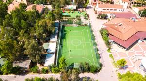 an overhead view of a tennis court at 4 Mori Family Village - Villaggio per Famiglie in Muravera