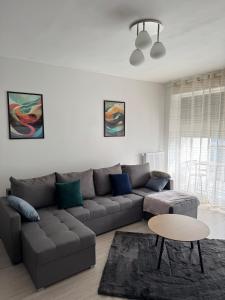 Posezení v ubytování Elite Skyview -Relaxing Family Apt with AC, Balcony