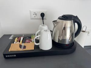Příslušenství pro přípravu čaje a kávy v ubytování Hotel Barth