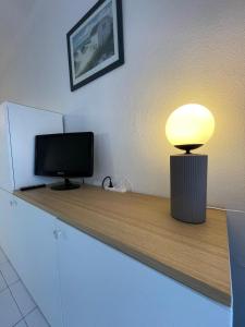 TV a/nebo společenská místnost v ubytování Appartement Cannes, Piscine - Terrasse, Jardin Privatif - 4 Personnes + 2 fotografie