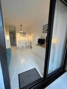 TV a/nebo společenská místnost v ubytování Appartement Cannes, Piscine - Terrasse, Jardin Privatif - 4 Personnes