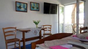 Postel nebo postele na pokoji v ubytování Studio Apartment in Biograd na Moru with Balcony, Air Conditioning, Wi-Fi, Dishwasher (4818-3)