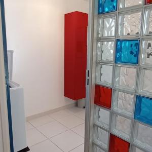 pokój z czerwoną szafką i szklanymi drzwiami w obiekcie 2DOM28 studio avec parking proche plage w mieście Collioure