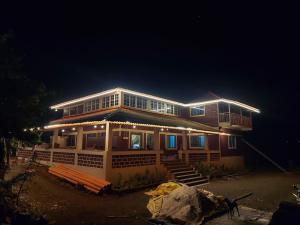 Budova, kde se hotel nachází + 10 fotografií