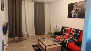 un soggiorno con un divano e un tavolo di Appartement t3 a Saint-Étienne
