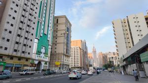 una strada trafficata con auto che guidano lungo la strada di فندق لدان الفضي-Lidan Alfidy Hotel a Al Masfalah