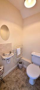 ein Badezimmer mit Toilette und Waschbecken in der Unterkunft Sand Dunes in Perranporth + 21 Fotos