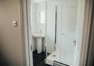 Salle de bains dans l'établissement Seaview and Poolside Apt 18 central location