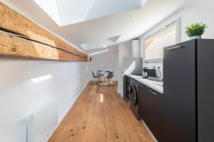 a kitchen with a washer and dryer in a room at Le Panorama - Rooftop & Climatisation in Montpellier