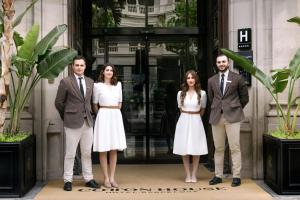 un grupo de personas de pie en frente de un edificio en Cotton House Hotel, Autograph Collection, en Barcelona 37 fotos más