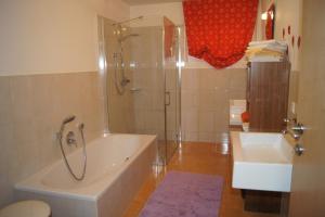 Koupelna v ubytování Appartement Felix + 30 fotografií