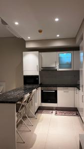 Η κουζίνα ή μικρή κουζίνα στο Sifah Stay