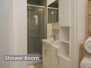 Koupelna v ubytování Edinburgh Modern Apartment in Haymarket, city centre + 16 fotografií