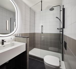 Koupelna v ubytování Leonardo Hotel Dublin Christchurch + 37 fotografií