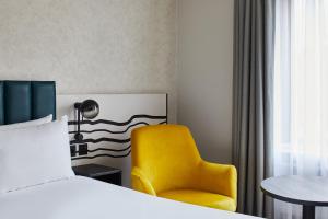 Postel nebo postele na pokoji v ubytování Leonardo Hotel Dublin Christchurch
